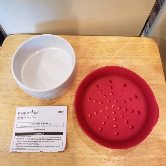 Pampered Chef Microwave Pasta Cooker - Picture 1 of 5